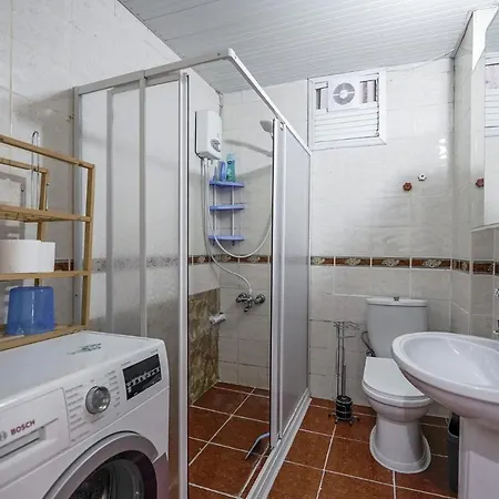 Cozy Flat W Balcony 10 Min To In